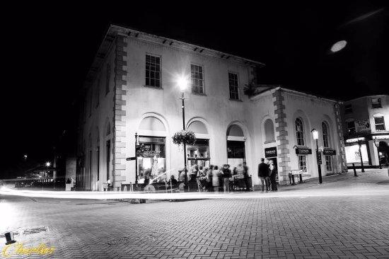 Charlies Bar and Grill